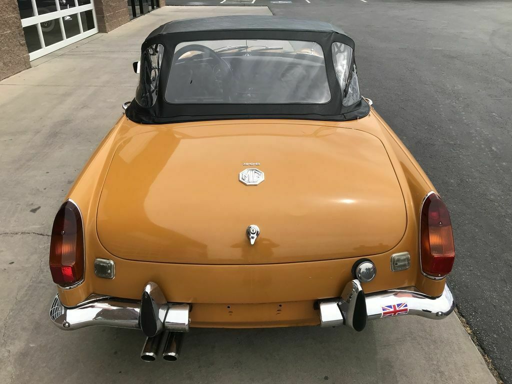 1970 Yellow MG MGB --