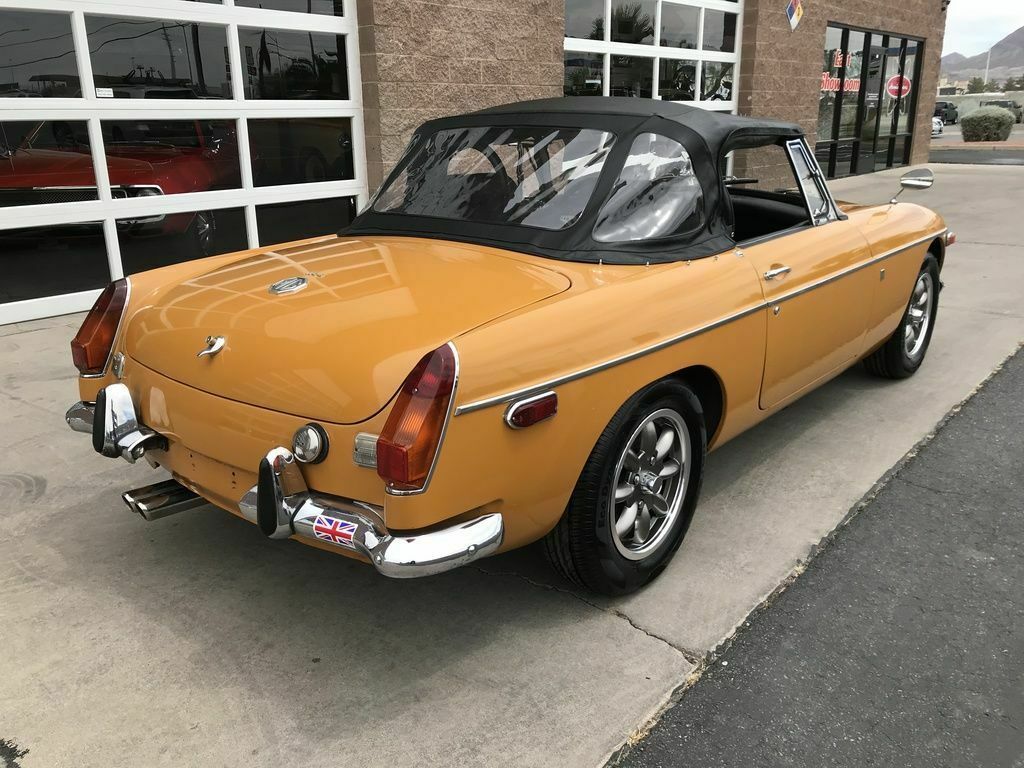 1970 Yellow MG MGB --