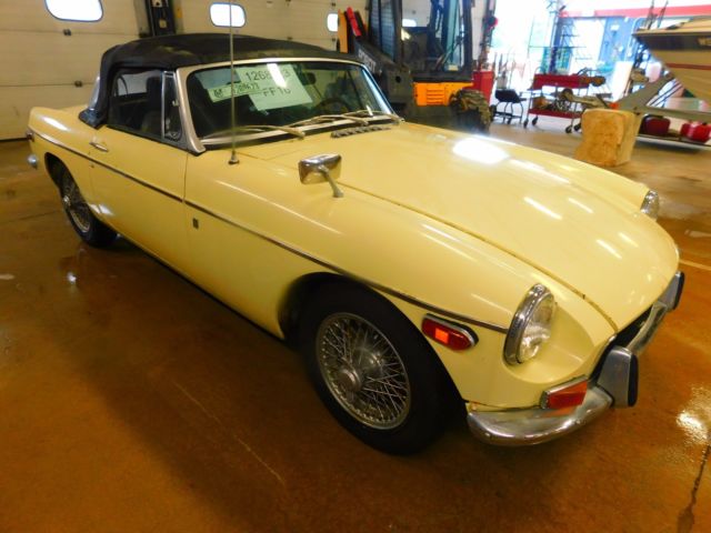 1970 Yellow MG B Coupe