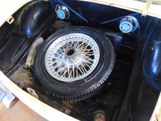 1970 Yellow MG B Coupe