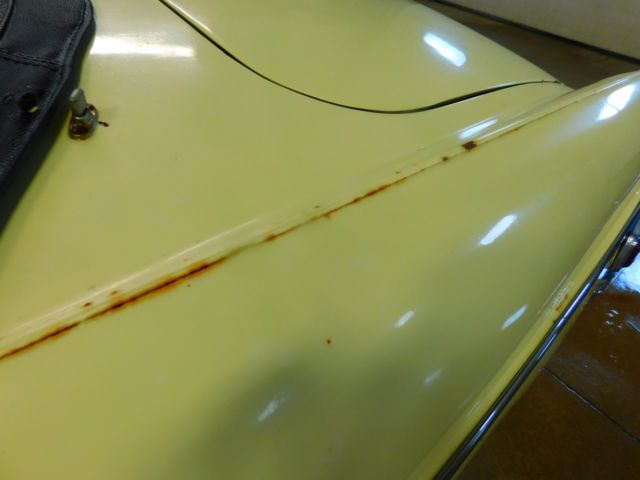 1970 Yellow MG B Coupe