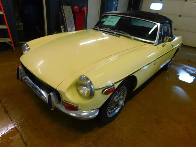 1970 Yellow MG B Coupe