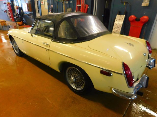 1970 Yellow MG B Coupe