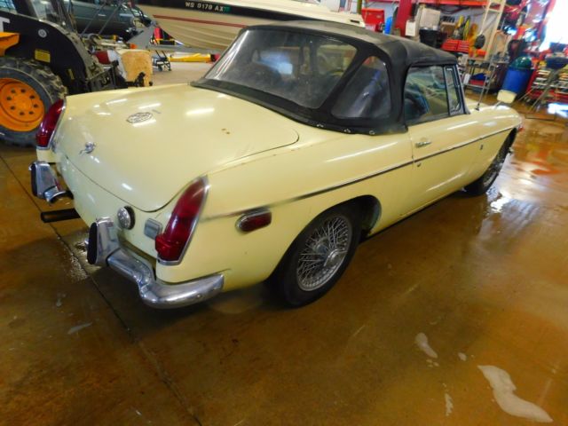 1970 Yellow MG B Coupe