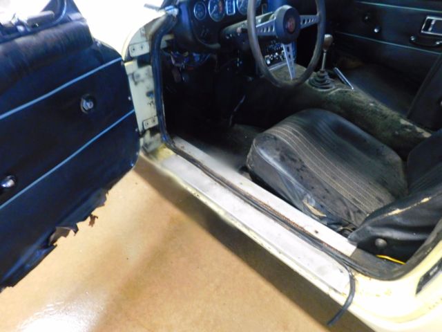 1970 Yellow MG B Coupe