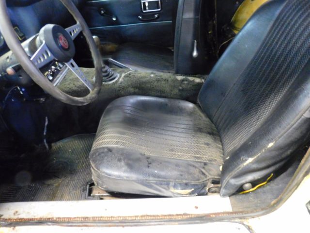 1970 Yellow MG B Coupe