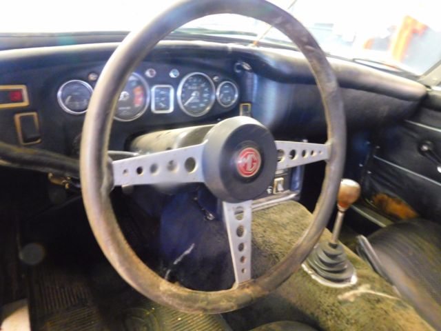 1970 Yellow MG B Coupe