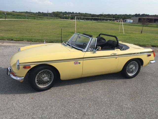 1970 Pale Primrose Yellow MG MGB Convertible