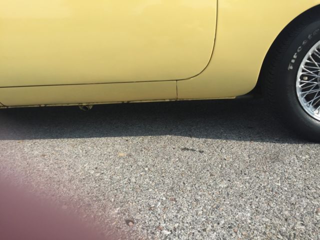 1970 Pale Primrose Yellow MG MGB Convertible