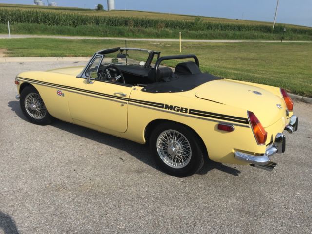 1970 Pale Primrose Yellow MG MGB Convertible