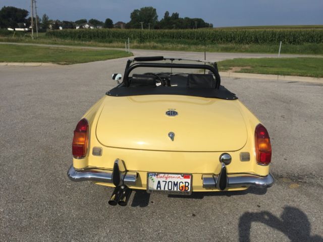 1970 Pale Primrose Yellow MG MGB Convertible