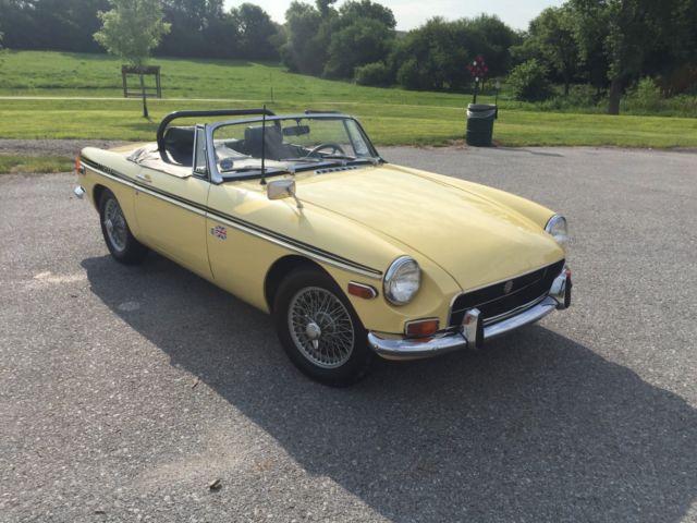 1970 Pale Primrose Yellow MG MGB Convertible