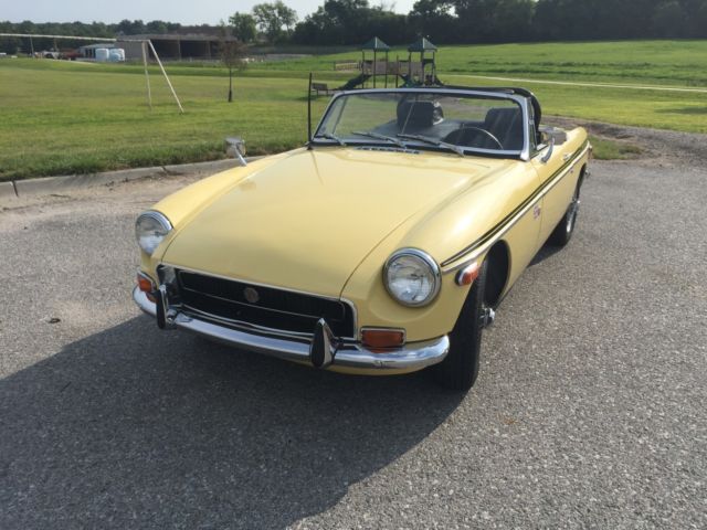 1970 Pale Primrose Yellow MG MGB Convertible