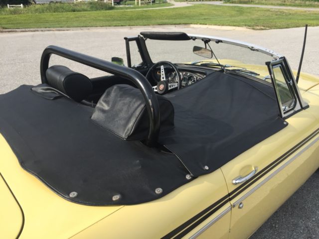 1970 Pale Primrose Yellow MG MGB Convertible