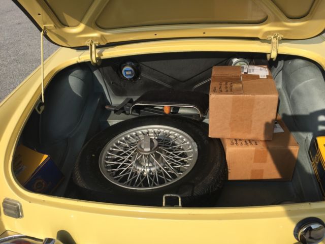 1970 Pale Primrose Yellow MG MGB Convertible