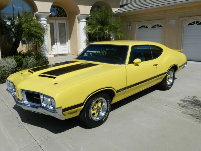 1970 Yellow/Black Oldsmobile Cutlass S W-31 Coupe