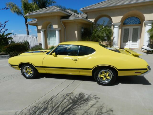 1970 Yellow/Black Oldsmobile Cutlass S W-31 Coupe