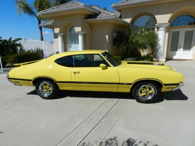 1970 Yellow/Black Oldsmobile Cutlass S W-31 Coupe