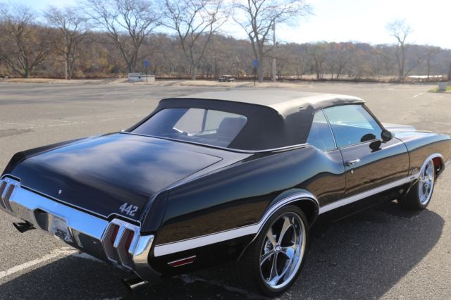 1970 Black w/white stripes Oldsmobile 442 Convertible