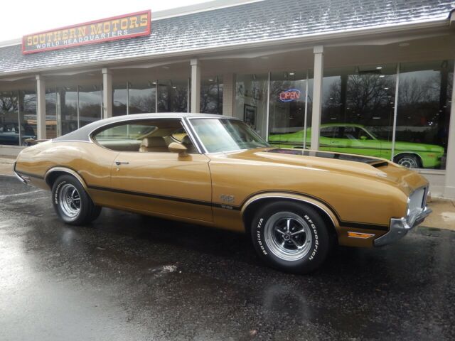 1970 Gold Oldsmobile 442 Sedan