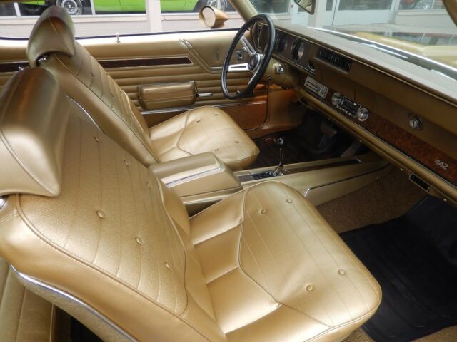 1970 Gold Oldsmobile 442 Sedan