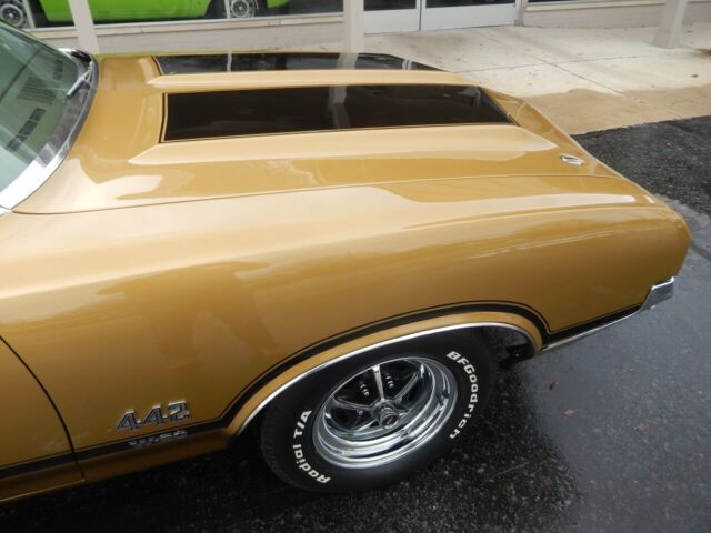 1970 Gold Oldsmobile 442 Sedan