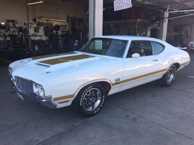 1970 White gold stripe Oldsmobile 442 Hardtop