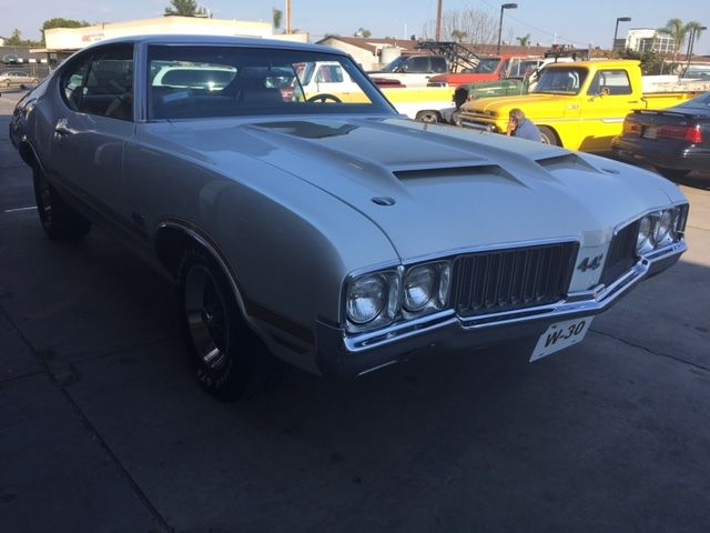 1970 White gold stripe Oldsmobile 442 Hardtop
