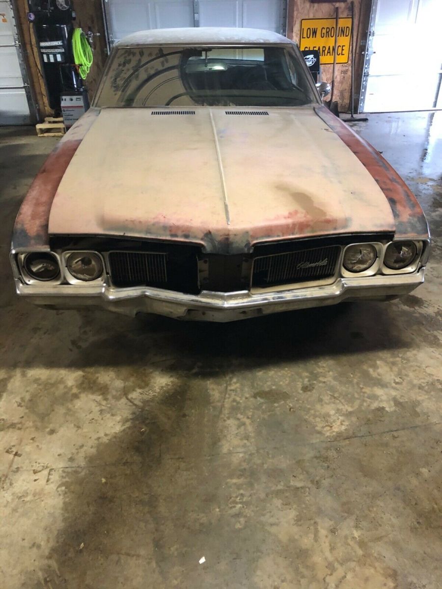 1970 Green Oldsmobile Cutlass Coupe