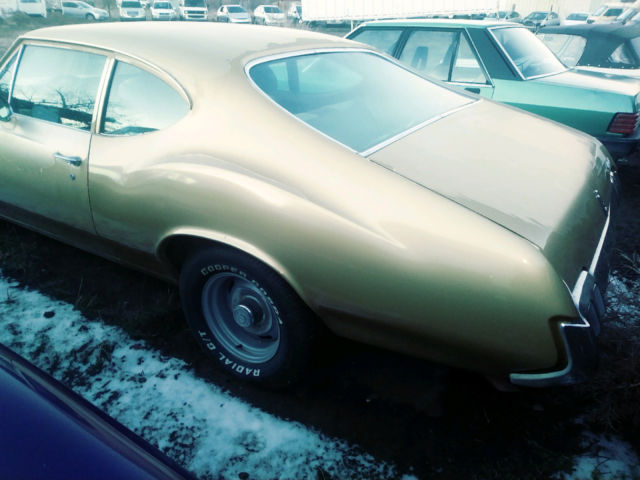1970 Gold Oldsmobile Cutlass Coupe