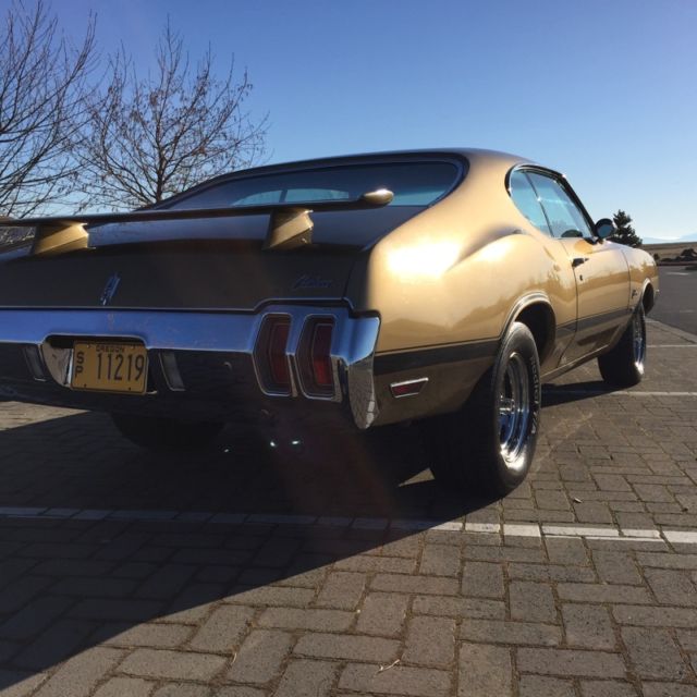 1970 Gold Oldsmobile Cutlass