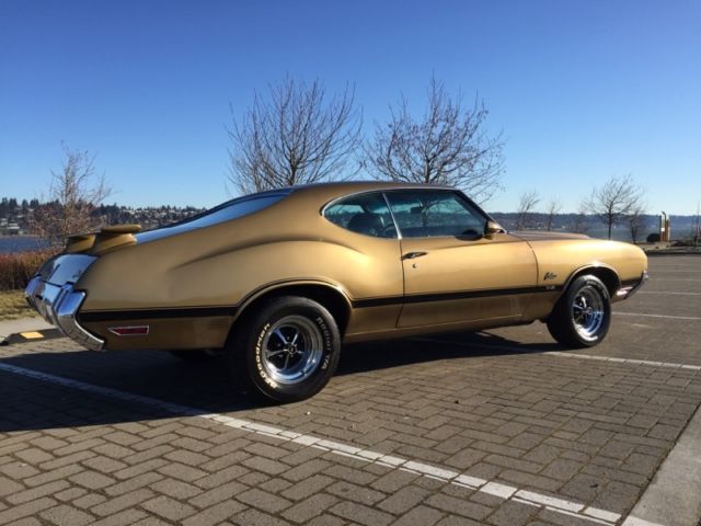 1970 Gold Oldsmobile Cutlass