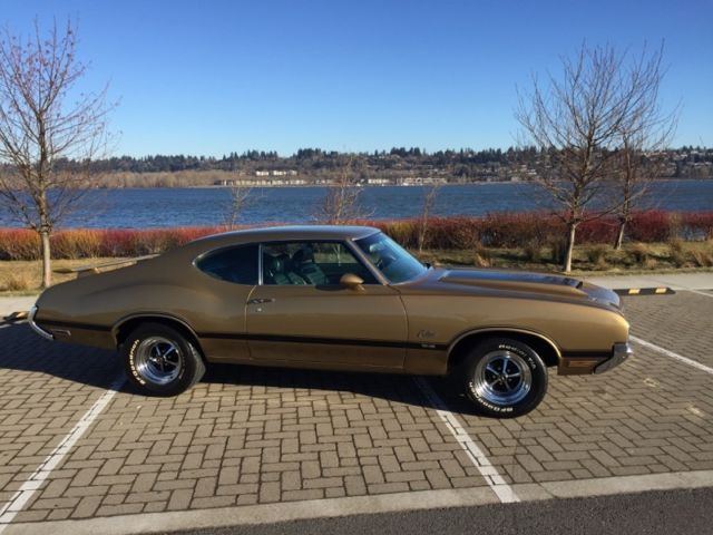 1970 Gold Oldsmobile Cutlass