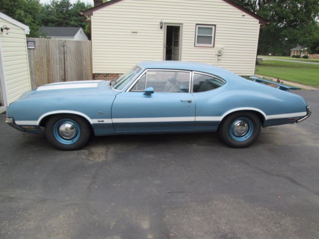 1970 Blue Oldsmobile Cutlass