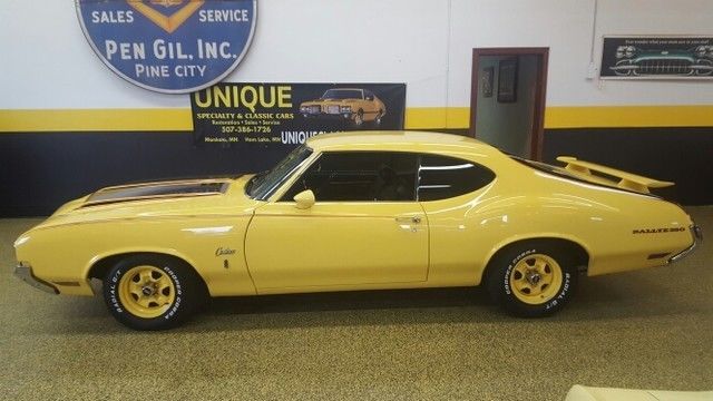 1970 Yellow Oldsmobile Cutlass Coupe