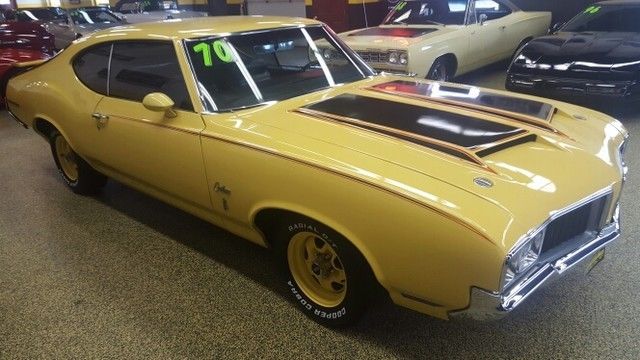 1970 Yellow Oldsmobile Cutlass Coupe