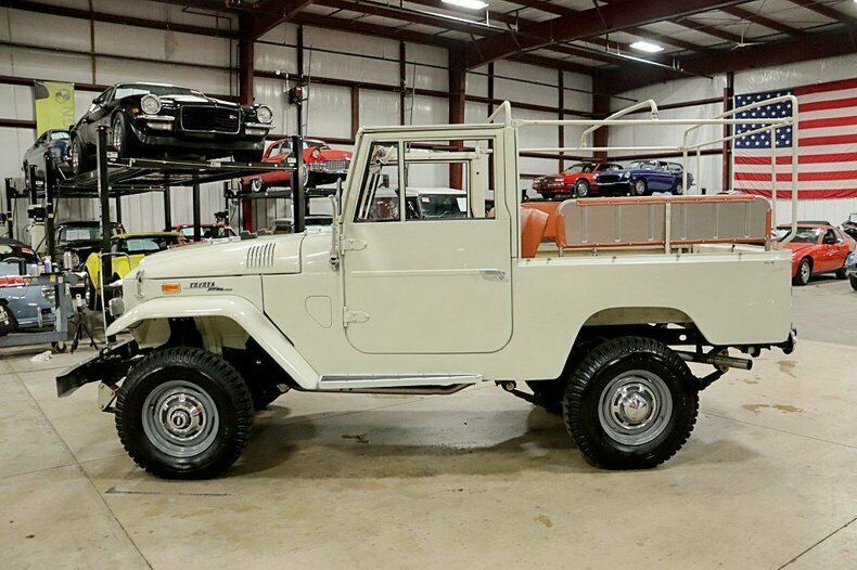 1970 White Toyota FJ43 SUV
