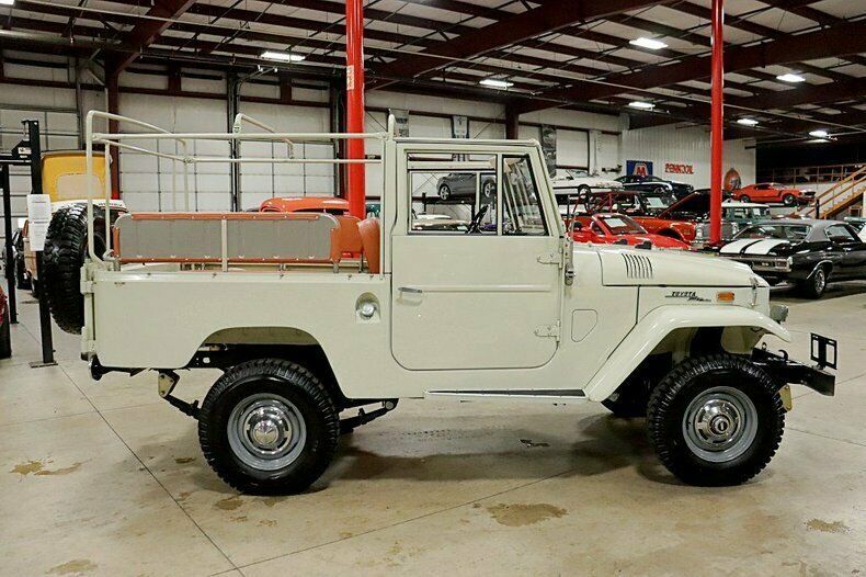 1970 White Toyota FJ43 SUV