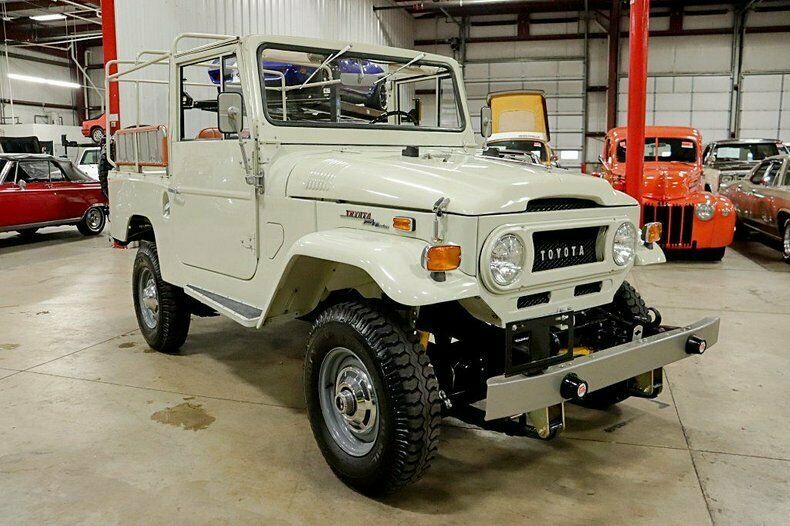 1970 White Toyota FJ43 SUV
