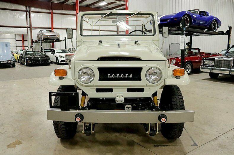 1970 White Toyota FJ43 SUV