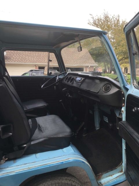 1970 Blue Volkswagen Bus/Vanagon Standard Passenger Van