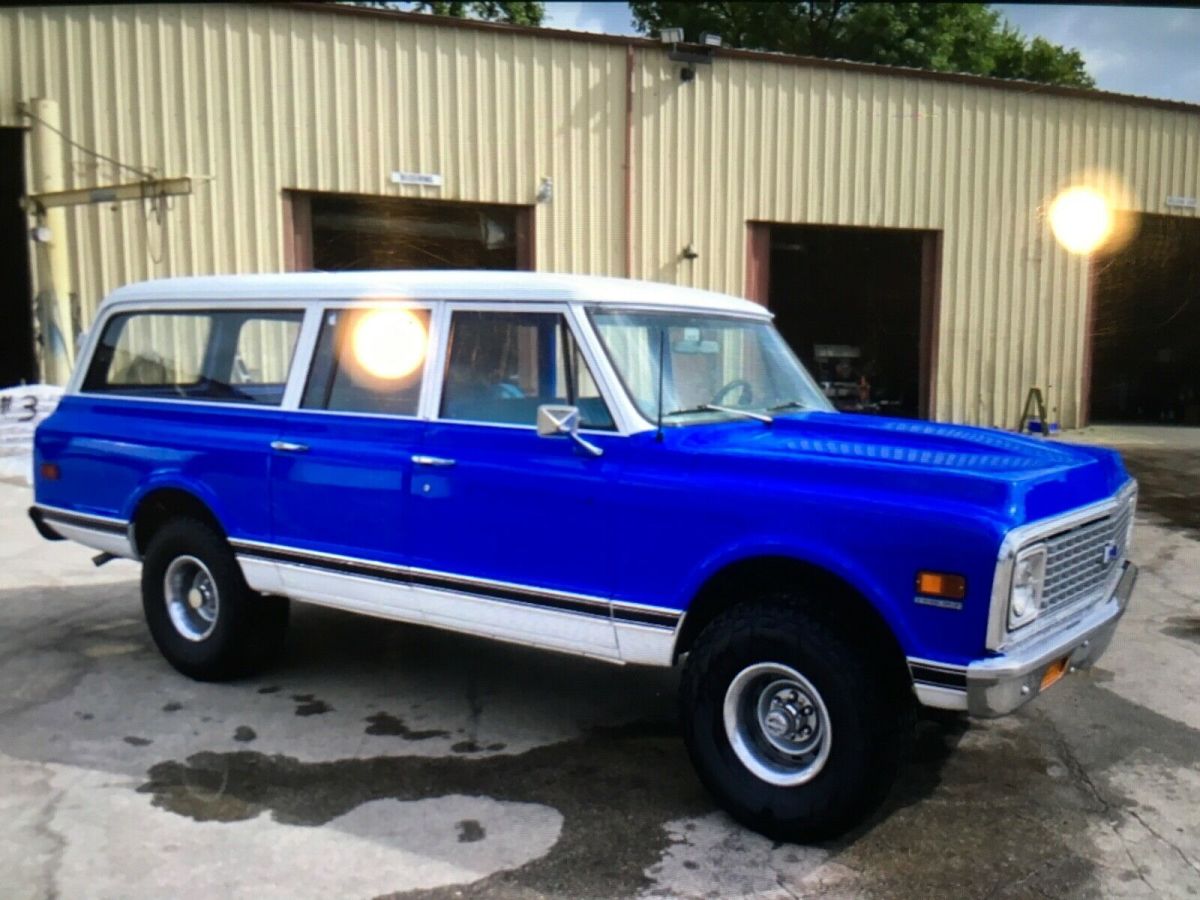 1971 Blue Chevrolet Suburban