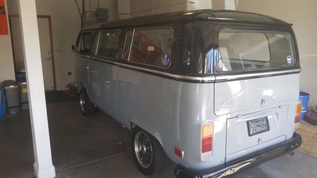 1971 gray Volkswagen Bus/Vanagon