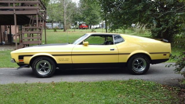 1971 Yellow Ford Mustang Fastback
