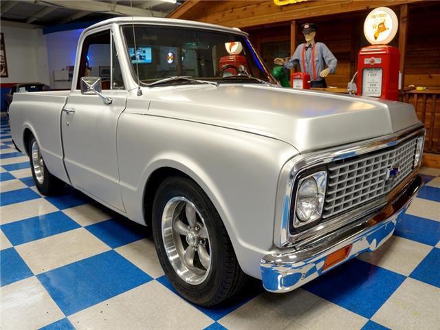 1971 Silver Chevrolet C-10 --