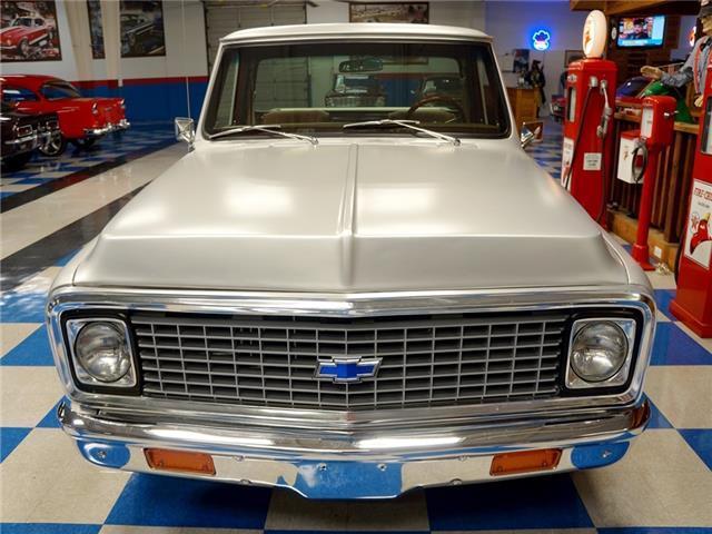 1971 Silver Chevrolet C-10 --