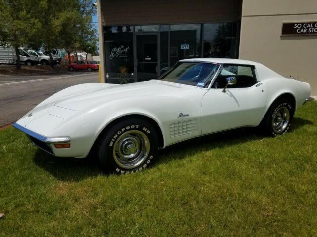 1971 White Chevrolet Corvette Coupe