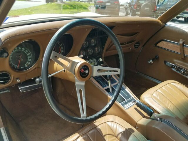 1971 White Chevrolet Corvette Coupe