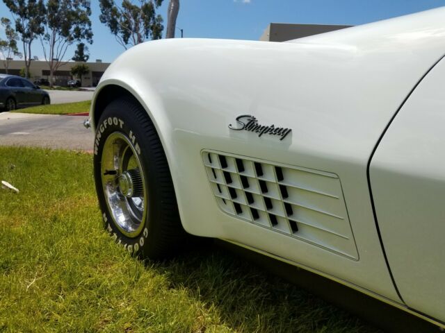 1971 White Chevrolet Corvette Coupe