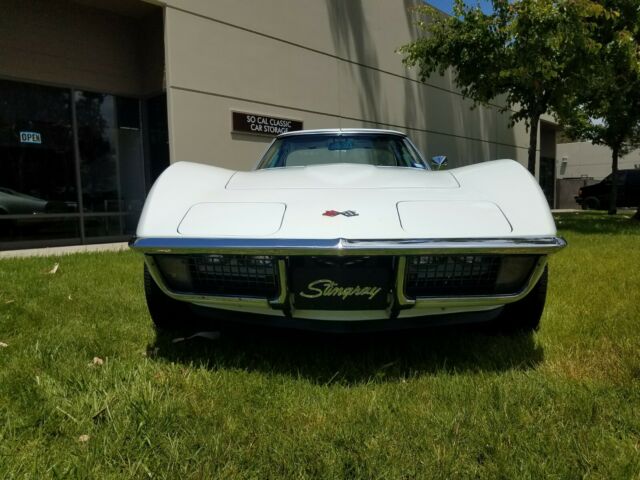 1971 White Chevrolet Corvette Coupe